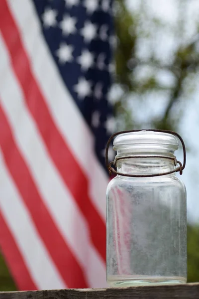 Antieke Conservenindustrie Pot Met Amerikaanse Vlag — Stockfoto