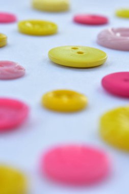 beyaz sarı ve pembe dikiş düğmeleri