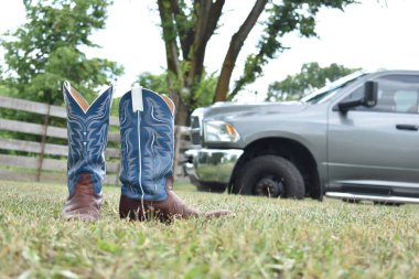 kovboy çizmeleri ve büyük bir kamyon