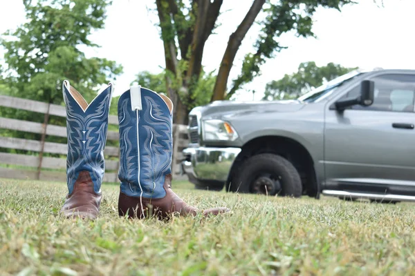 kovboy çizmeleri ve büyük bir kamyon