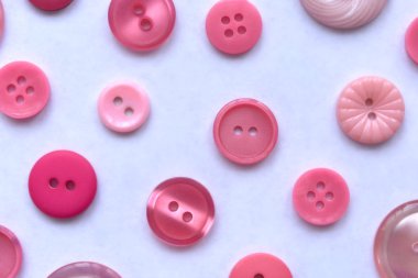 beyaz üzerine pembe dikiş düğmeleri