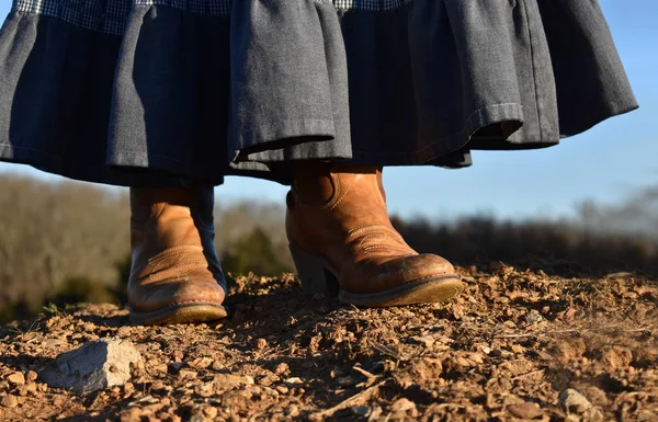 Kobieta Dżinsowa Spódnica Kowbojskie Buty Spaceru — Zdjęcie stockowe