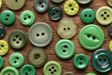 yeşil dikiş buttens yukarıdan ahşap üzerine