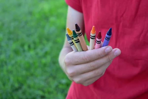 Uma Jovem Com Uma Camisa Vermelha Segurando Lápis Cor — Fotografia de Stock