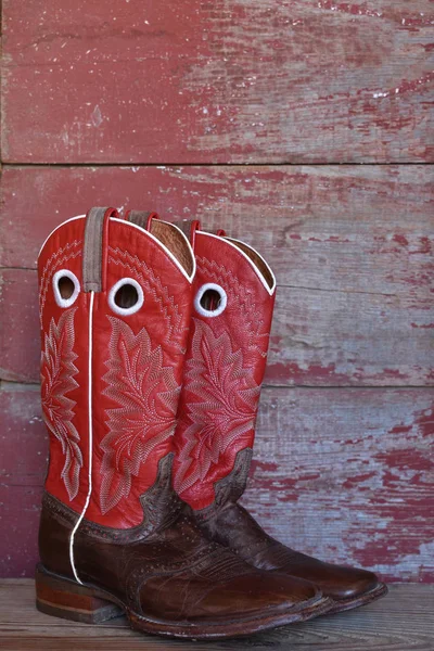 Botas Vaquero Rojo Sobre Tabla Granero Rojo — Foto de Stock