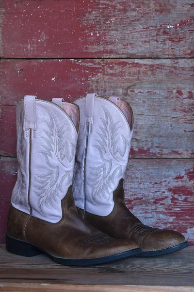 Botas Vaquero Rosa Sobre Tabla Granero Rojo — Foto de Stock