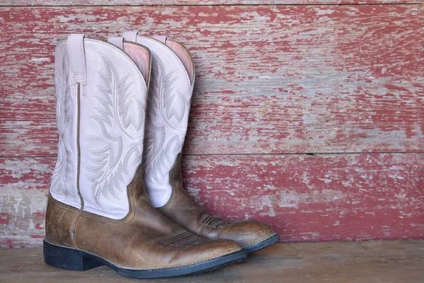 Botas Vaquero Rosa Sobre Tabla Granero Rojo — Foto de Stock