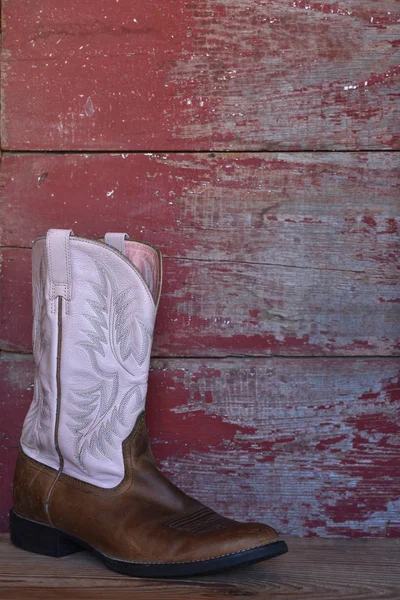 Botas Vaquero Rosa Sobre Tabla Granero Rojo — Foto de Stock