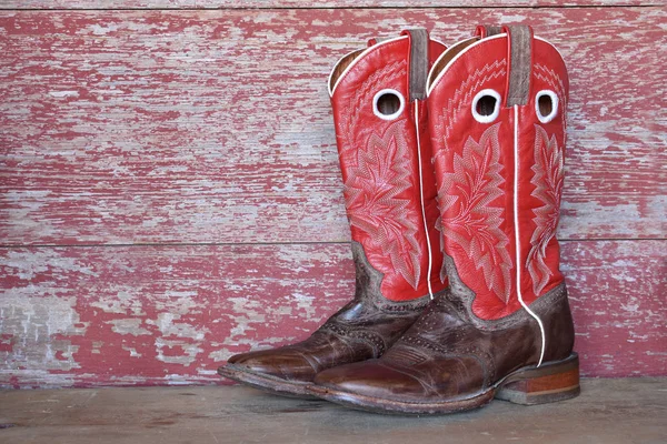 Botas Vaquero Rojo Sobre Tabla Granero Rojo — Foto de Stock