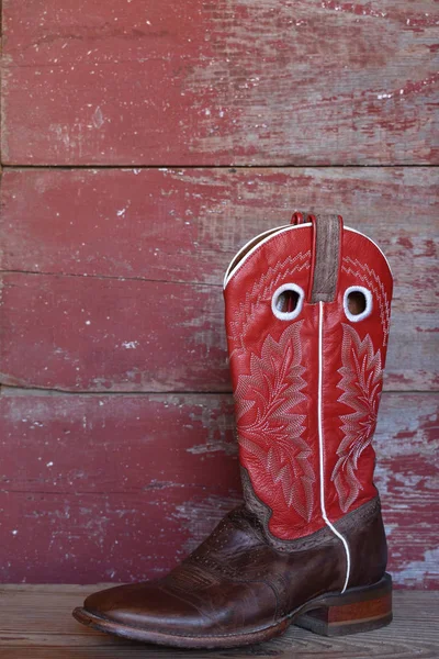 Botas Vaquero Rojo Sobre Tabla Granero Rojo — Foto de Stock