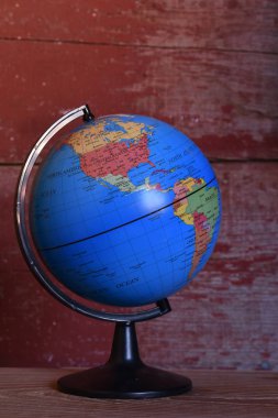 bir kırmızı ahır tahta arka plan ile bir dünya küre