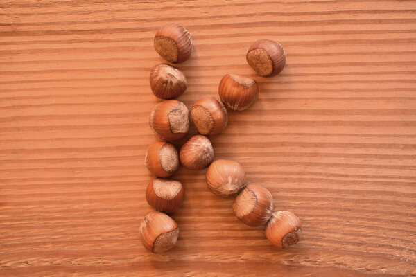 горизонталь буквы K, сделанной из лесных орехов
