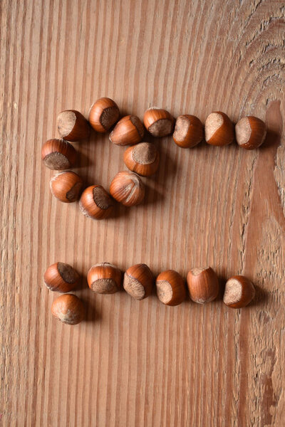 горизонтальное число 19 в форме лесных орехов
