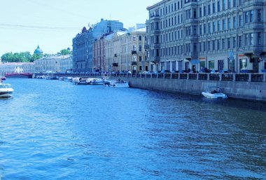 Moika Nehri Embankment, şehrin tarihi bölgesi, St. Petersburg. Yaz, güneşli bir gün. Seyahat fotoğrafçılığı.