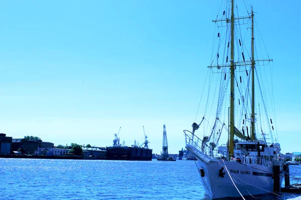 Barco Vela Branco Fica Aterro Rio Neva São Petersburgo Dia — Fotografia de Stock