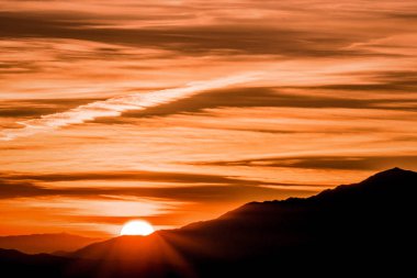 Günbatımı Cucamonga dağların üzerinden