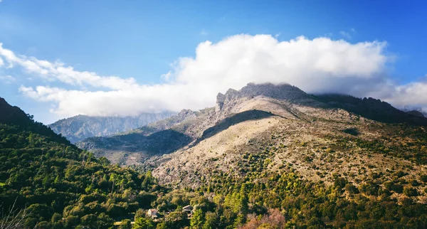 Córsega França Bela Paisagem Montanhosa Com Nuvens Céu Azul — Fotografia de Stock