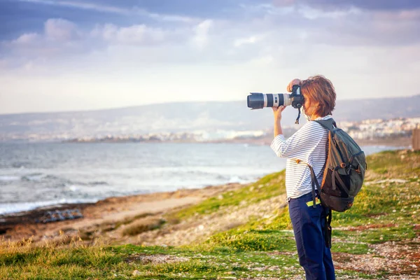 Profesjonalny Fotograf Młoda Dziewczyna Plaży Aparatem Dłoni Podróży Pracy Zdalnej — Zdjęcie stockowe