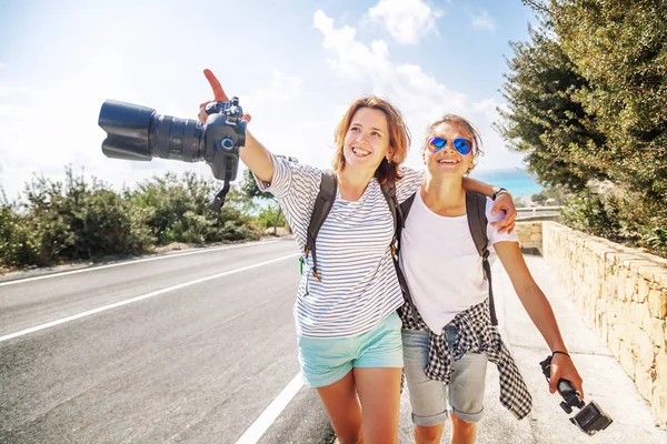 Duas Jovens Mulheres Bonitas Amigos Blogueiras Viajam Juntas Viajando Como — Fotografia de Stock