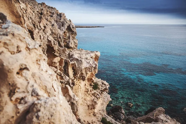 Witte Stenen Blauwe Zee Minimalistische Zee Achtergrond Textuur Abstracte Achtergrond — Stockfoto