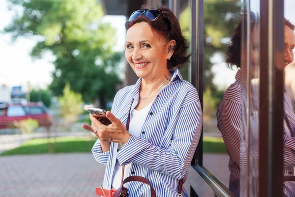 Starsza Kobieta Stylowe Atrakcyjne Emeryturę Używając Telefonu Komórkowego Aplikacji Dla — Zdjęcie stockowe