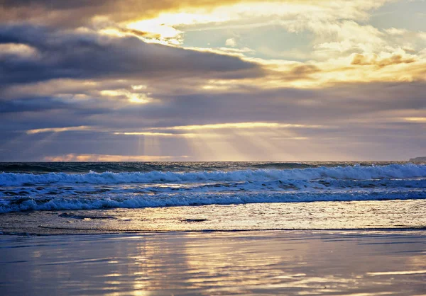 Tramonto Sulla Spiaggia Bellissimi Toni Pastello Raggi Sole — Foto Stock