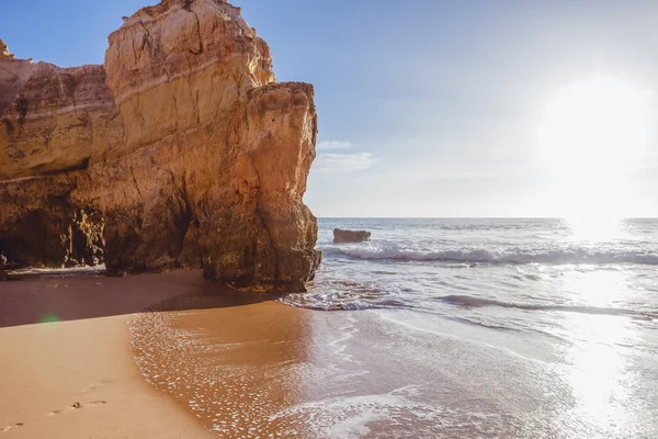 Algarve Πορτογαλία Ένα Εντυπωσιακό Τοπίο Ωκεανό Στη Θάλασσα Κίτρινο Βράχους — Φωτογραφία Αρχείου