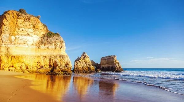 Algarve Portugal Uma Deslumbrante Paisagem Oceânica Com Rochas Amarelas Água — Fotografia de Stock