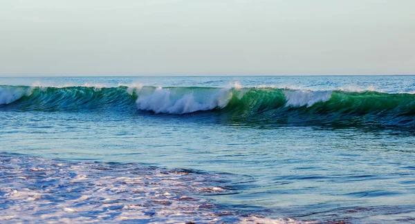 Океанське Узбережжя Піщаний Пляж Пінисті Хвилі Красивий Природний Відпочинок Фон — стокове фото