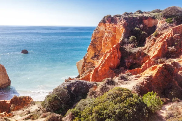 Kırmızı kayalar ve Portekiz, Atlantik kıyısında mavi deniz Algarve bölgesi, güzel çarpıcı aydınlık yatay