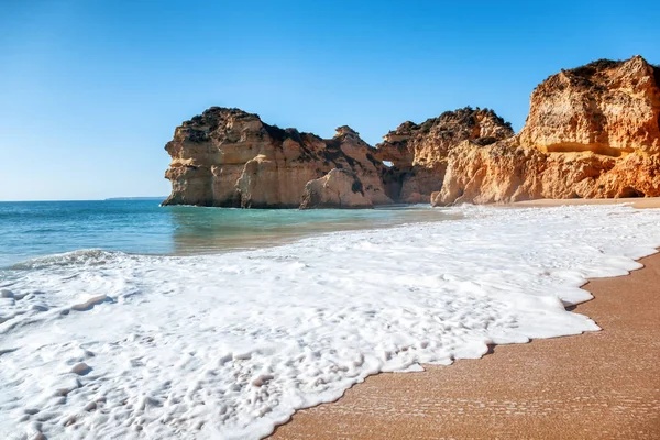 Algarve Πορτογαλία Ένα Εντυπωσιακό Τοπίο Ωκεανό Στη Θάλασσα Κίτρινο Βράχους — Φωτογραφία Αρχείου