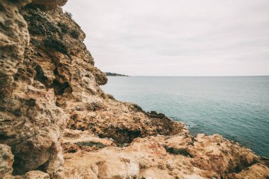 Kayalar ve su yüzeyi, Atlas Okyanusu kıyısında, Portekiz, Faro, Algarve, retro tonlama ile görüntü