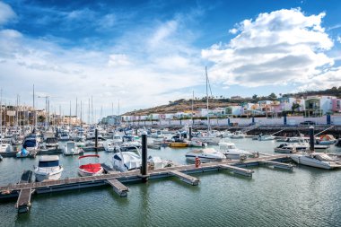 Bay Albufeira, Portekiz, birçok tekneler ve yatlar içinde belgili tanımlık geçmiş şehir, popüler bir hedef için seyahat ve eğlence Avrupa'nın bağlantı noktası