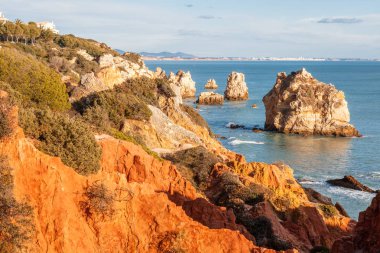 Güzel sahne, kırmızı kayalar ve okyanus, Atlantic coast, Portekiz, Algarve, Faro