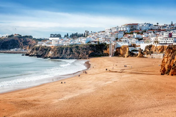 Beach Albufeira, Portekiz, Atlantik Okyanusu'nun kumlu plaj, seyahat ve tatil için popüler bir hedef Avrupa'nın güzel sahil