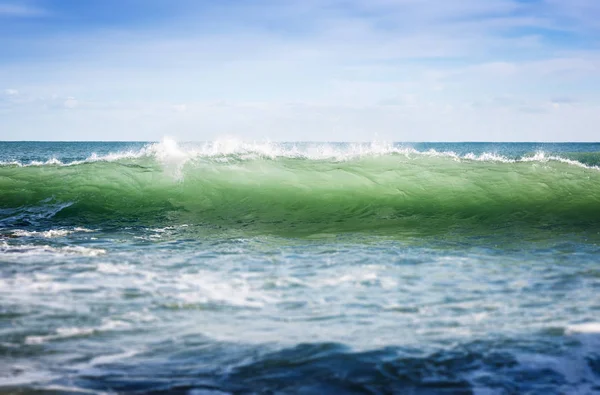 Eine Wunderschöne Meereslandschaft Eine Türkisfarbene Welle Mit Spritzern Rollt Ans — Stockfoto