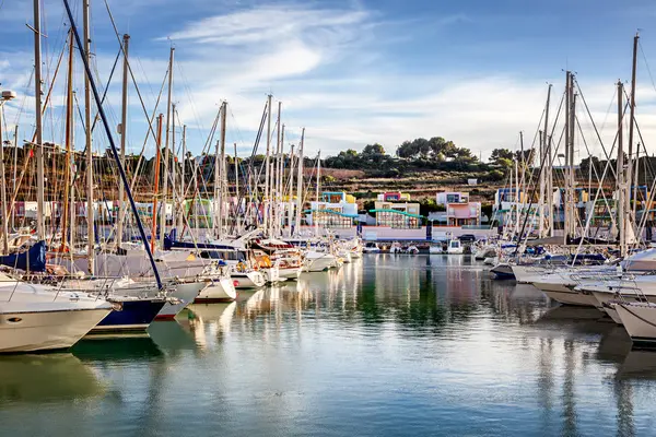 Přístav Zátoce Albufeira Portugalsko Mnoho Člunů Jachet Pozadí Město Oblíbenou — Stock fotografie