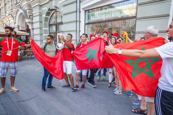 Moscow Ryssland Juni 2018 Fotbollsfans Från Marocko Med Flaggor Moskva — Stockfoto