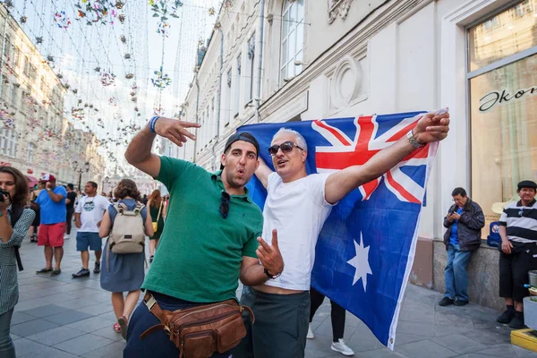 Moskova, Rusya. 18 Haziran 2018. Avustralya futbol taraftarları Moskova'da Nikolskaya Caddesi'nde bayraklı