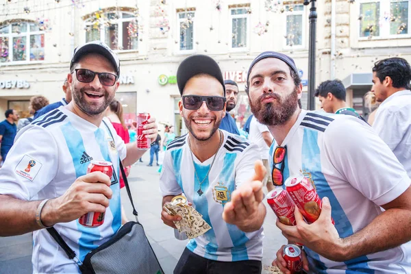 Moskova, Rusya. 18 Haziran 2018. Arjantinli futbol taraftarları Moskova Nikolskaya Caddesi üzerinde