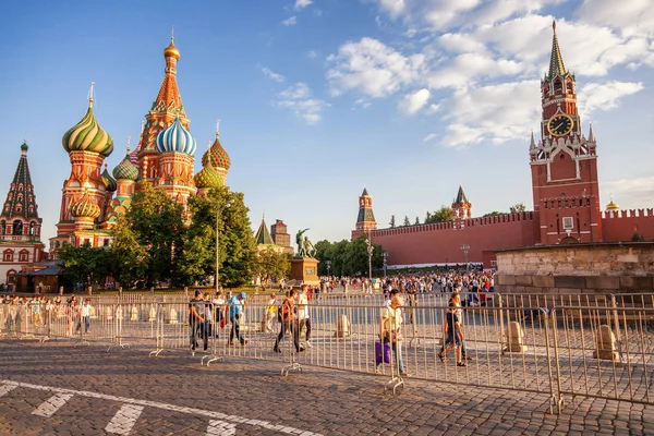 Moscú Rusia Junio 2018 Turistas Aficionados Fútbol Caminan Por Plaza — Foto de Stock