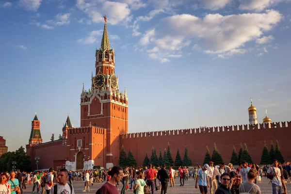 Moskova Rusya Haziran 2018 Turistler Futbol Taraftarları Kırmızı Kare Üzerinde — Stok fotoğraf