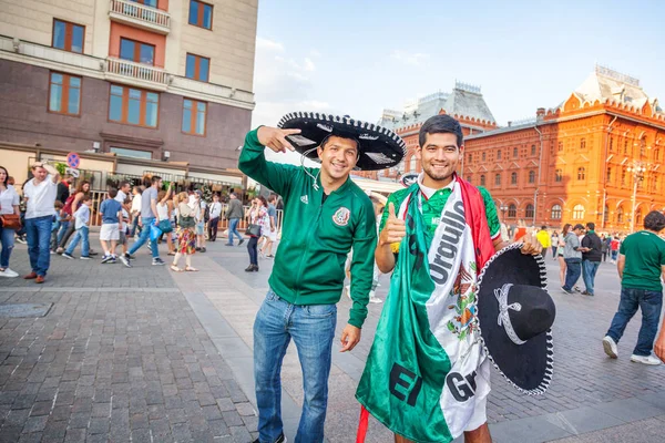 Moscow Ryssland Juni 2018 Mexikanska Fotbollsfans Nationella Kostymer Och Hattar — Stockfoto