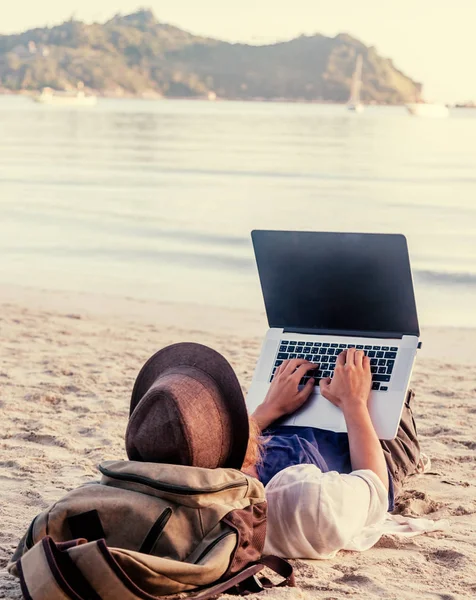 Молодая Женщина Использует Ноутбук Пляже Концепция Внештатной Работы — стоковое фото