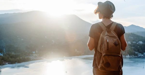 Joven Mujer Hermosa Viajero Hipster Mirando Puesta Sol Hermoso Paisaje —  Fotos de Stock