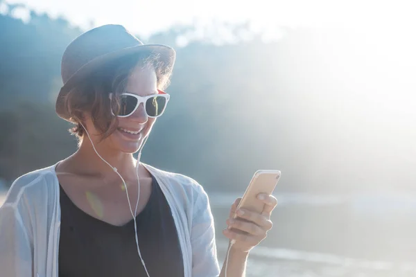 Młoda Kobieta Piękne Hipster Podróżny Słuchawki Telefonu Komórkowego Ręce Plaży — Zdjęcie stockowe