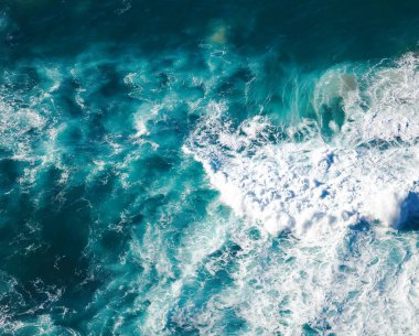 güzel doğal arka plan, Turkuaz su ve dalgalar karşı bir taş kırık vardır. Cabo da Roca, Portekiz. Okyanus gücünü