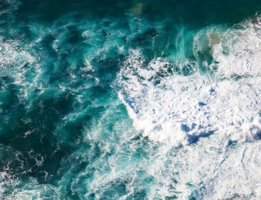 güzel doğal arka plan, Turkuaz su ve dalgalar karşı bir taş kırık vardır. Cabo da Roca, Portekiz. Okyanus gücünü