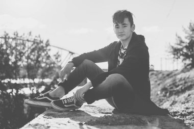 Güzel Asyalı çocuk öğrenci öğrenci 15-16 yaşında, açık havada dikey, sokak moda ve yaşam tarzı