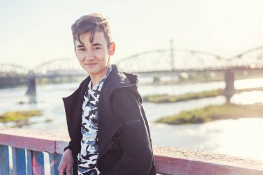 Güzel Asyalı çocuk öğrenci öğrenci 15-16 yaşında, açık havada dikey, sokak moda ve yaşam tarzı